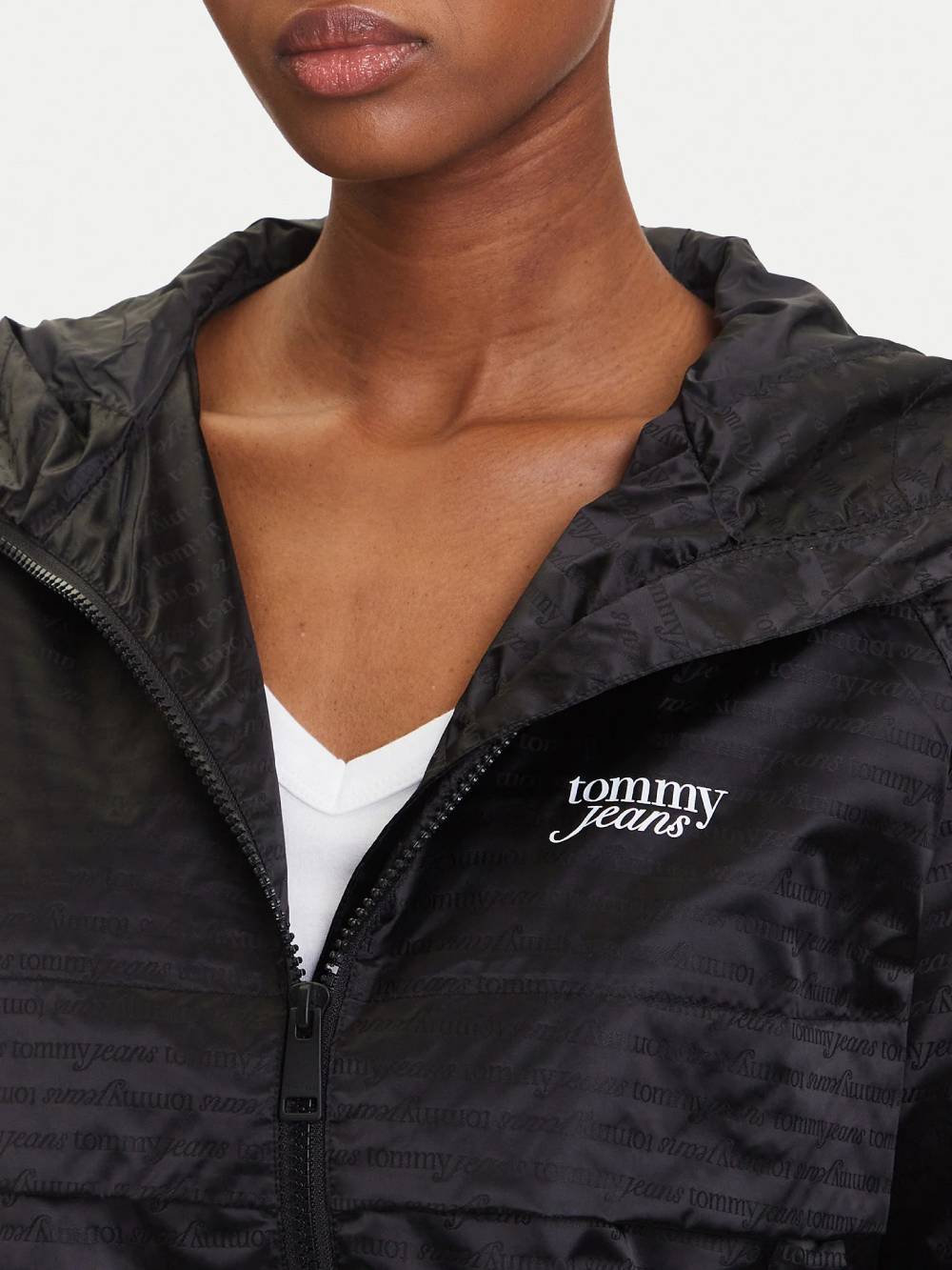 detail Tommy Jeans dámská černá bunda