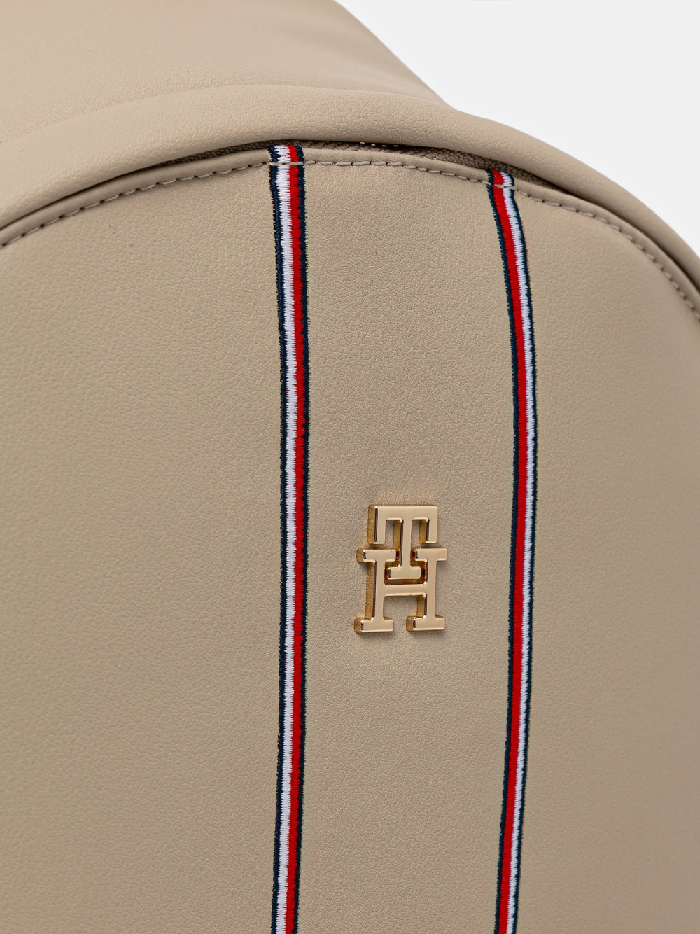 detail Tommy Hilfiger dámský béžový batoh