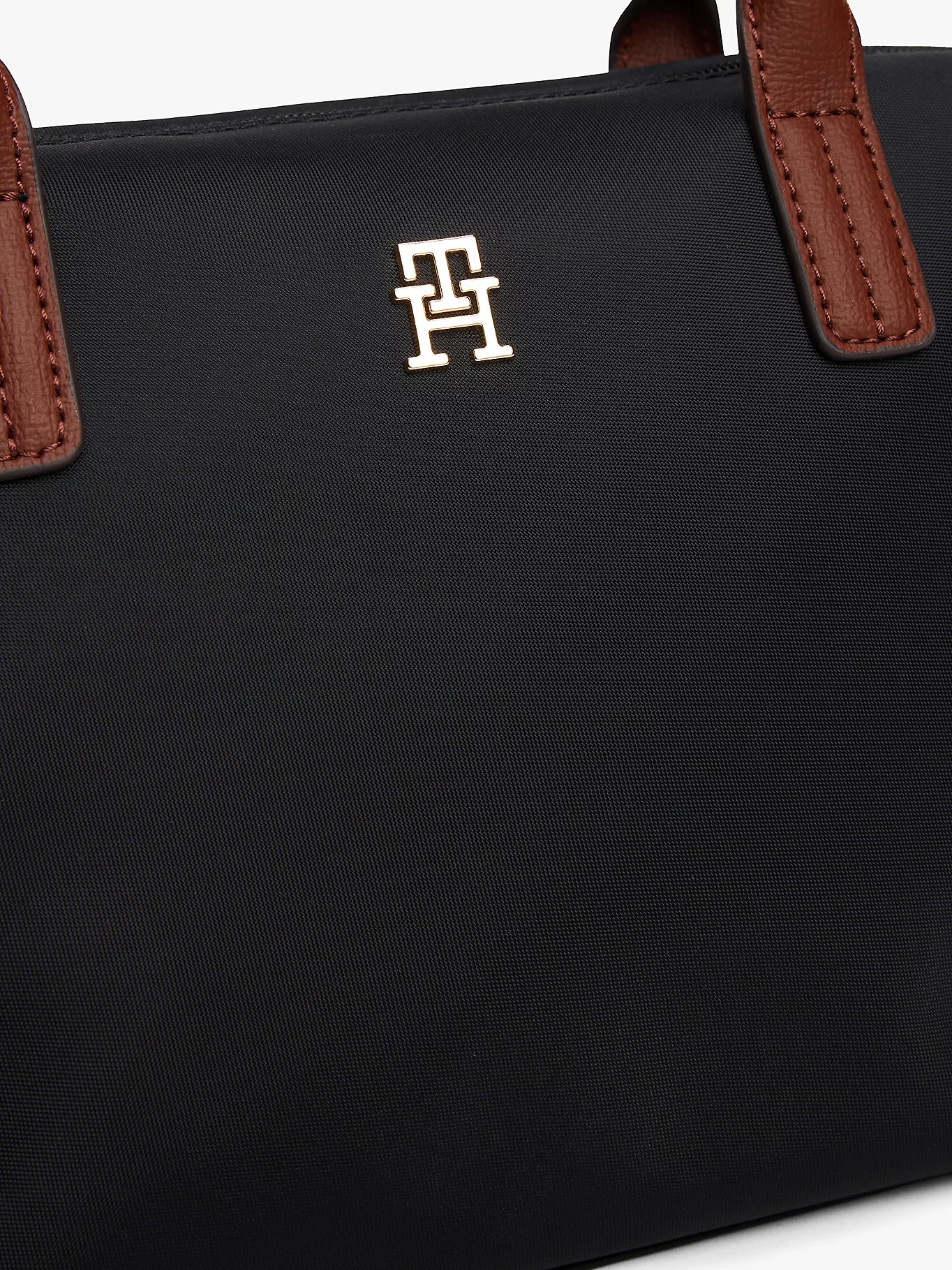 detail Tommy Hilfiger dámská černá kabelka