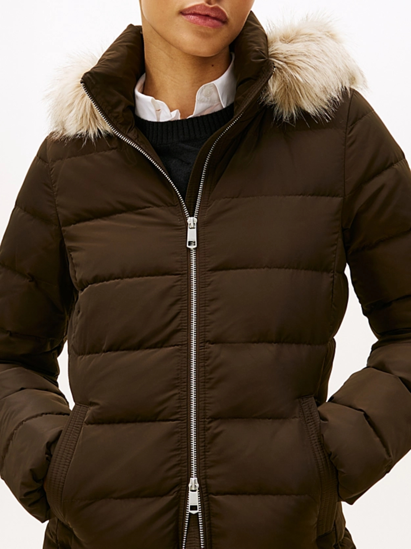 detail Tommy Hilfiger dámská hnědá péřová bunda