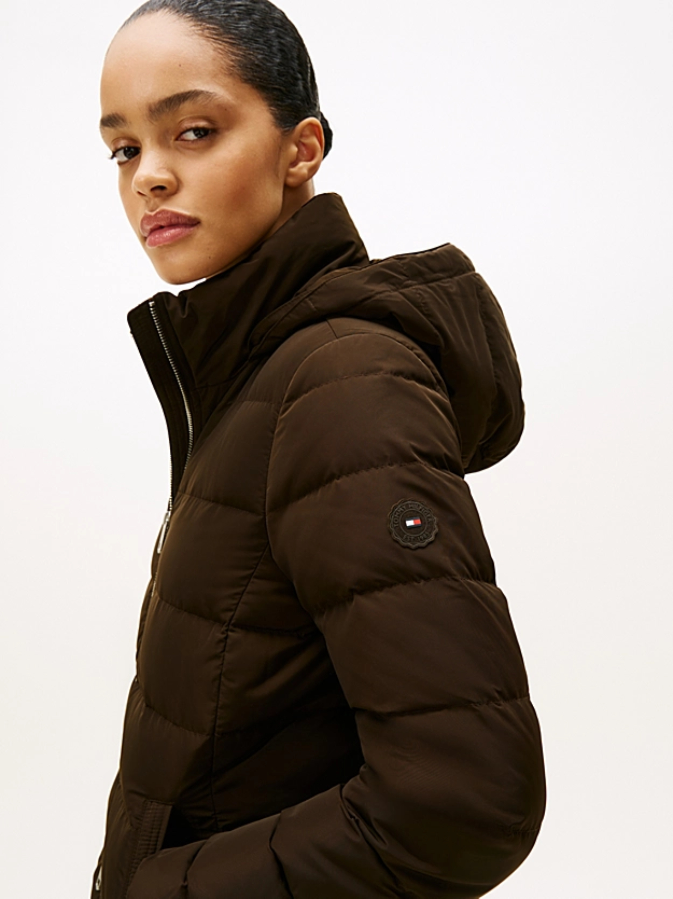 detail Tommy Hilfiger dámská hnědá péřová bunda