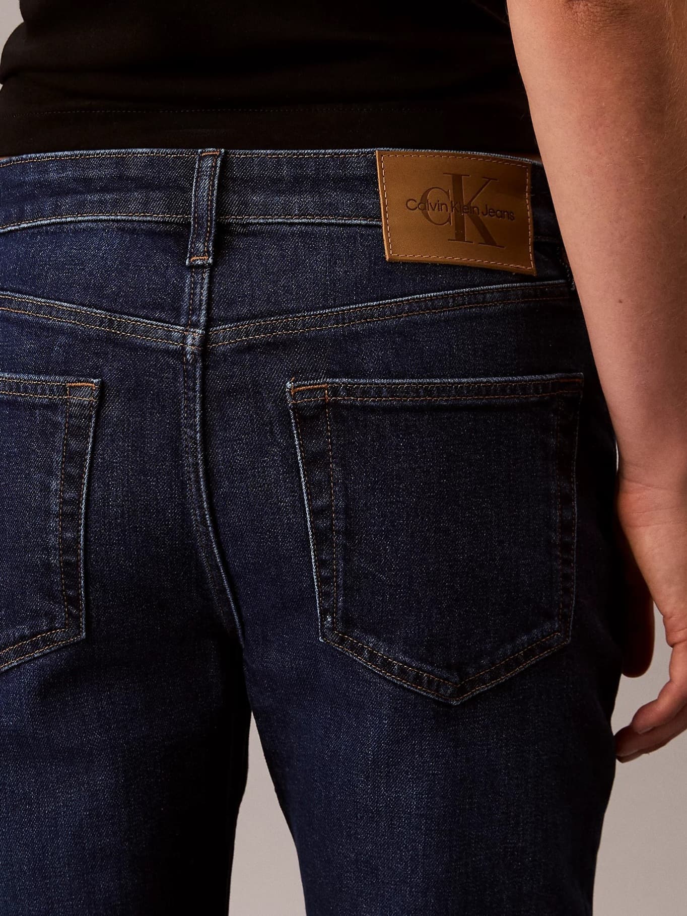 detail Calvin Klein dámské tmavě modré džíny