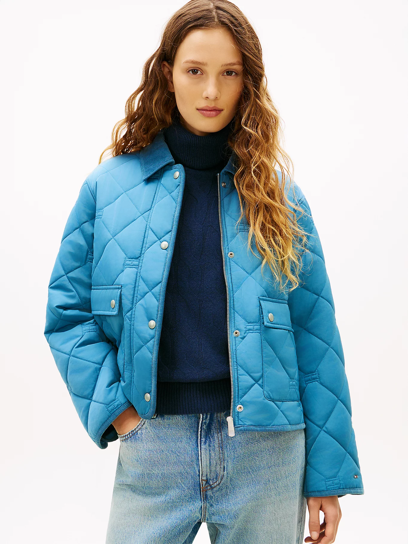 detail Tommy Hilfiger dámská modrá prošívaná bunda
