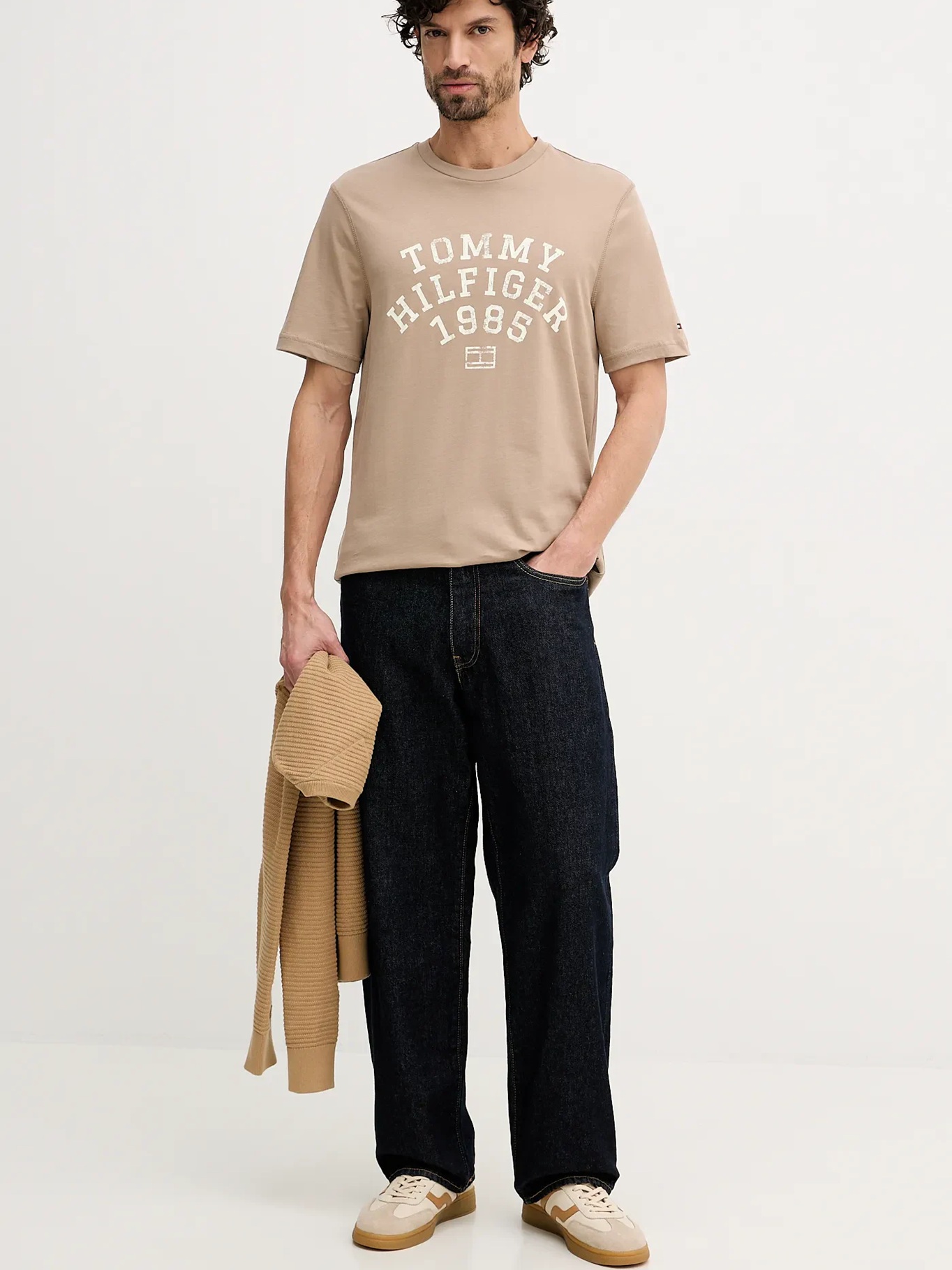 detail Tommy Hilfiger pánské béžové tričko