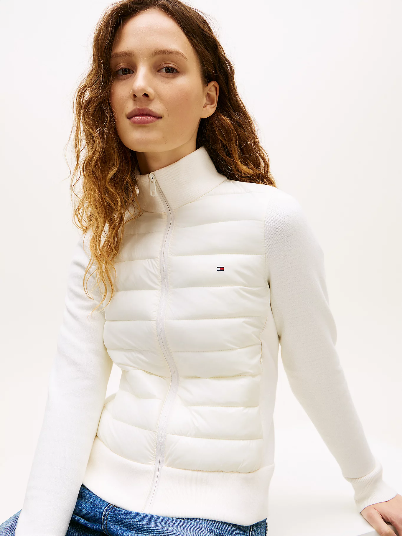 detail Tommy Hilfiger dámská krémová bunda