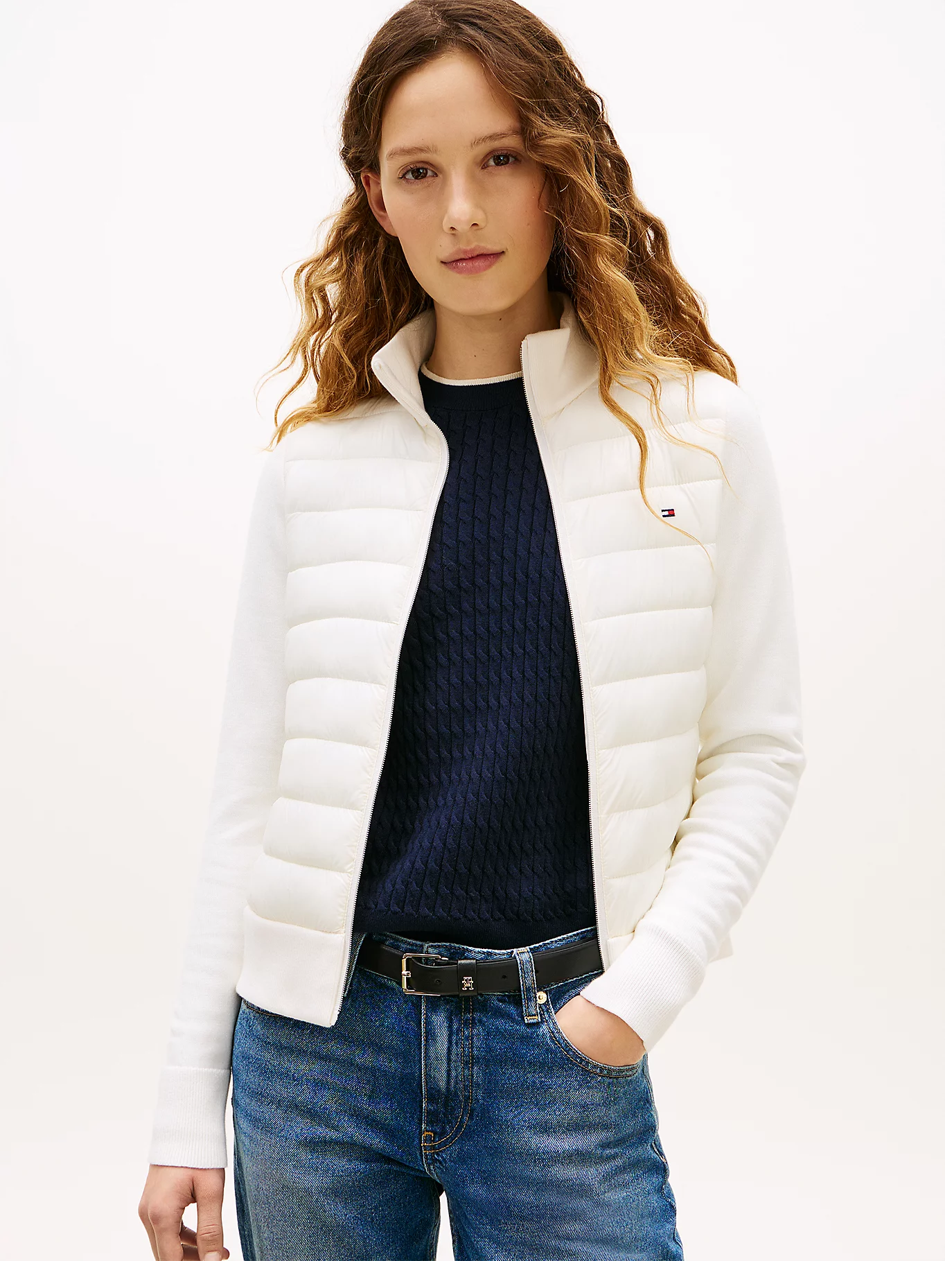 detail Tommy Hilfiger dámská krémová bunda