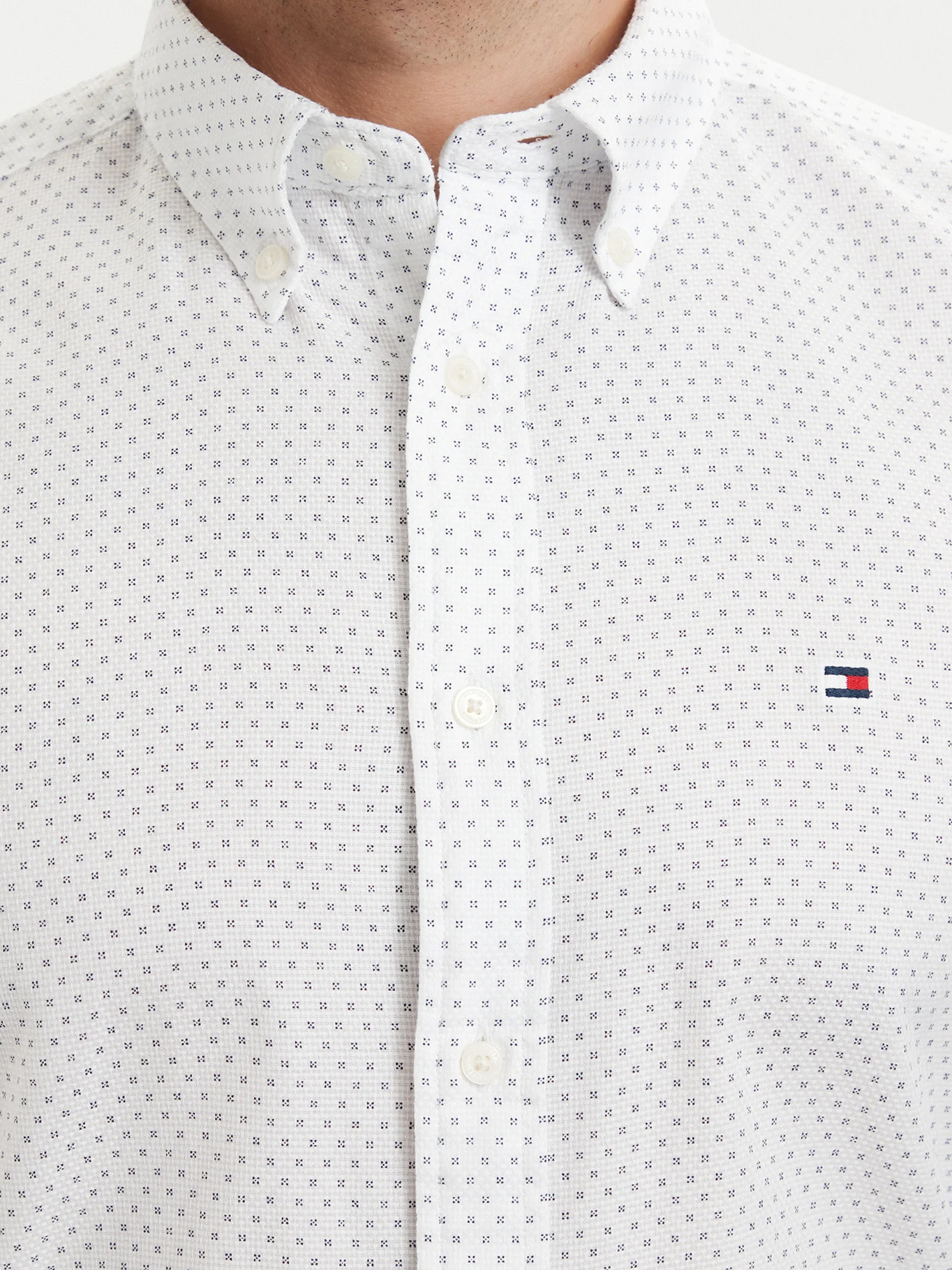 detail Tommy Hilfiger pánská bílá košile