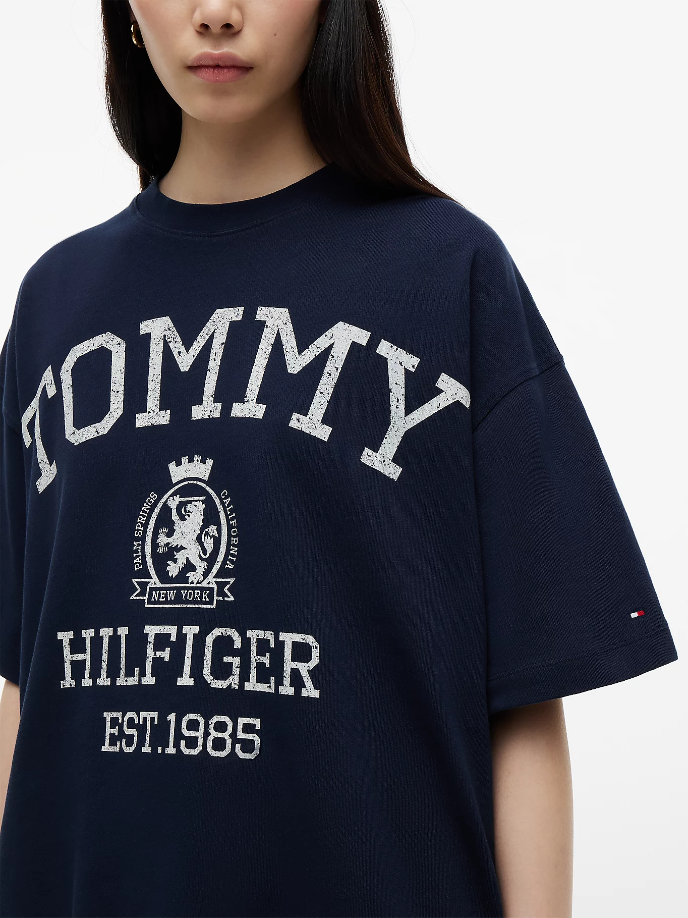 detail Tommy Hilfiger dámské tmavě modré tričko