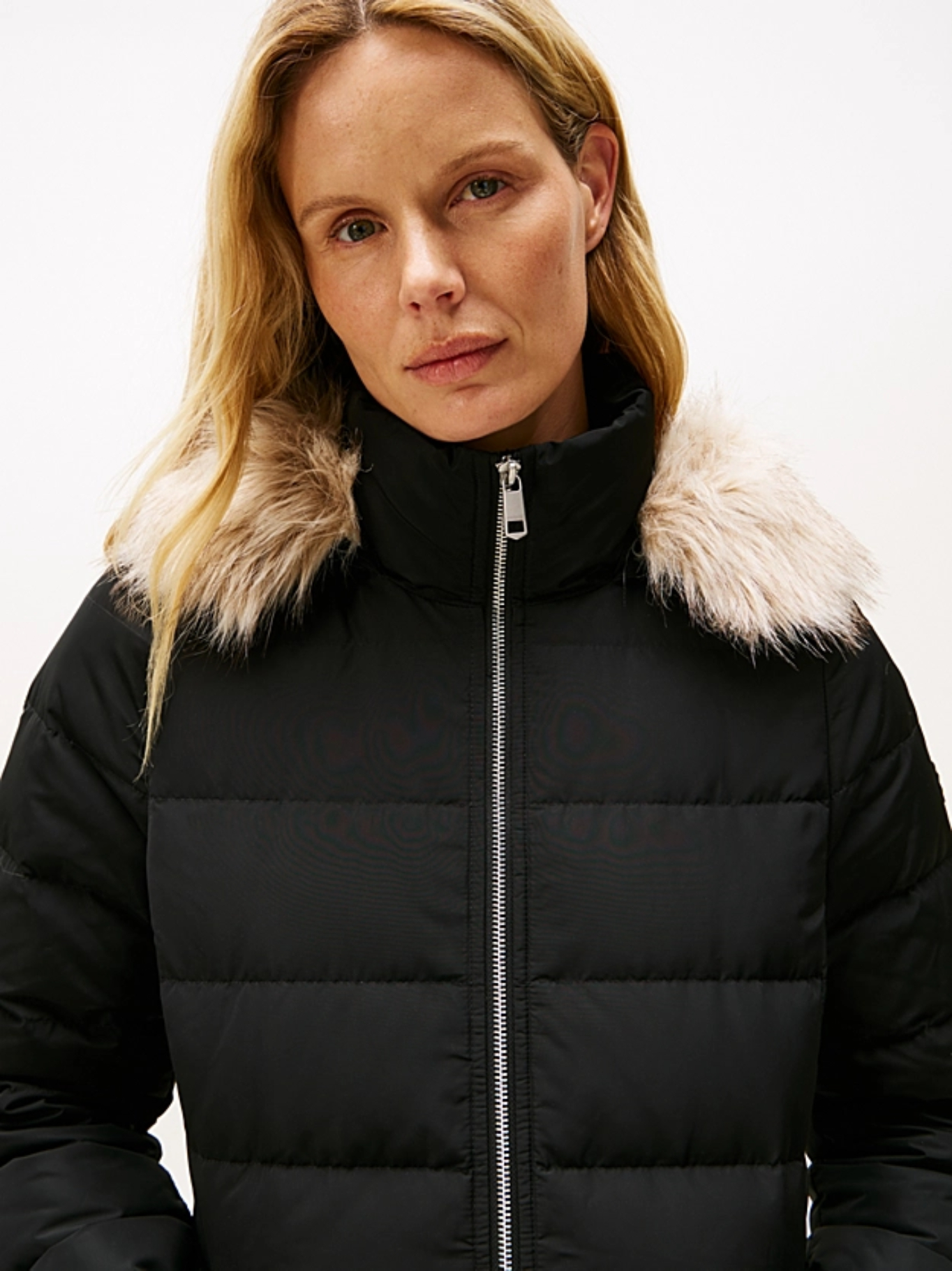 detail Tommy Hilfiger dámská černá péřová bunda