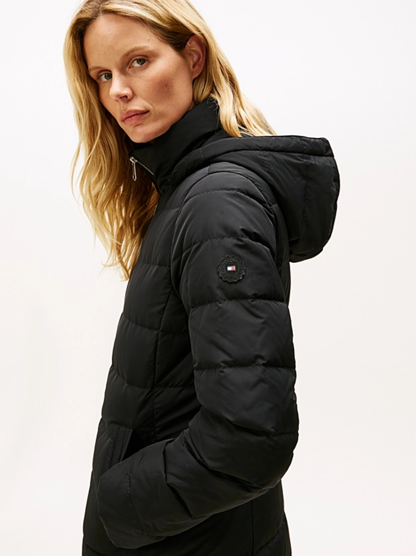 detail Tommy Hilfiger dámská černá péřová bunda