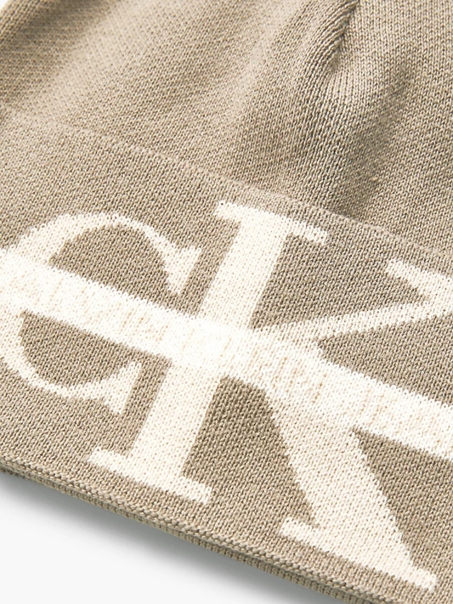 detail Calvin Klein pánská béžová čepice