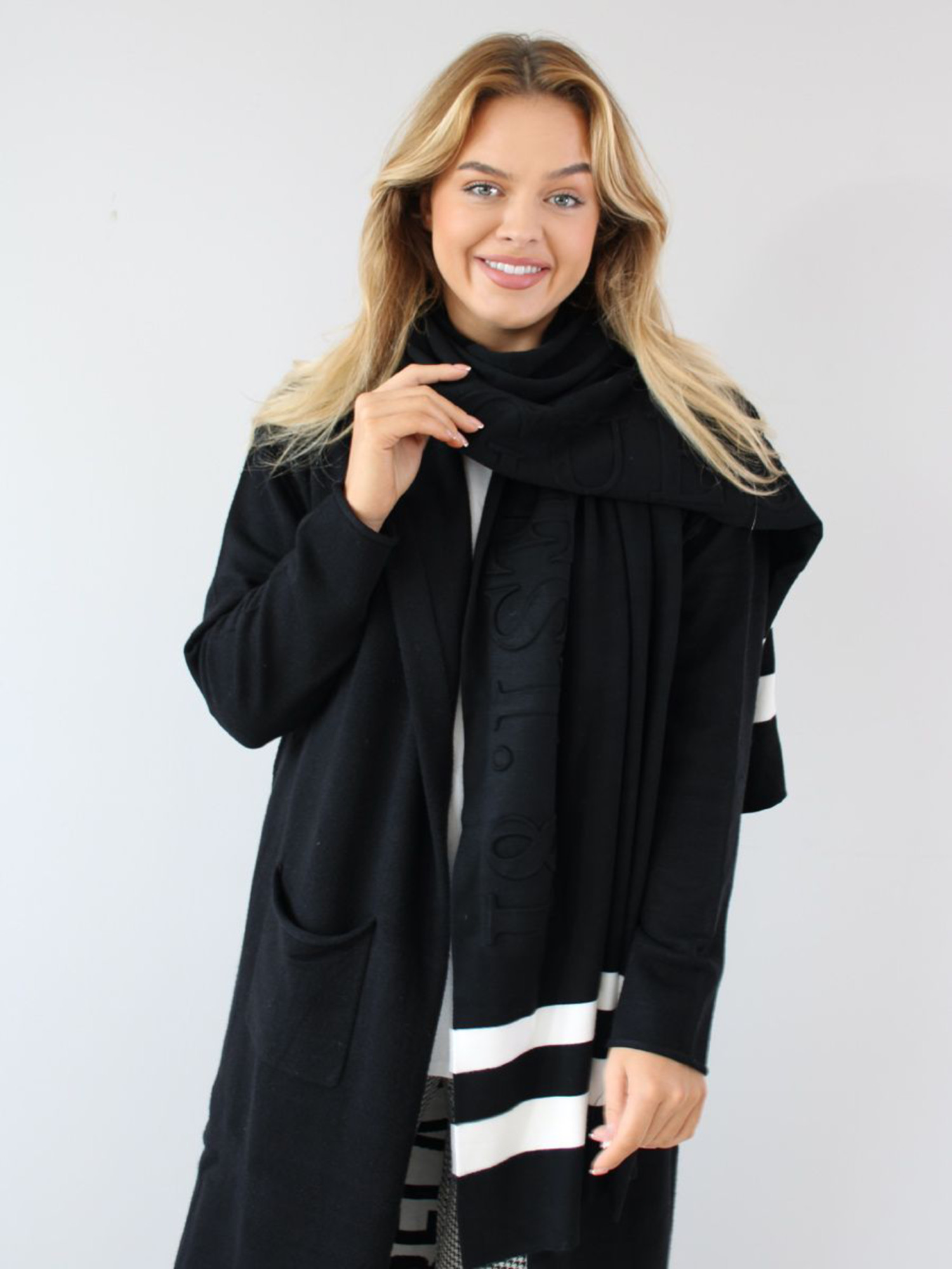 detail Guess dámská černobílá šála