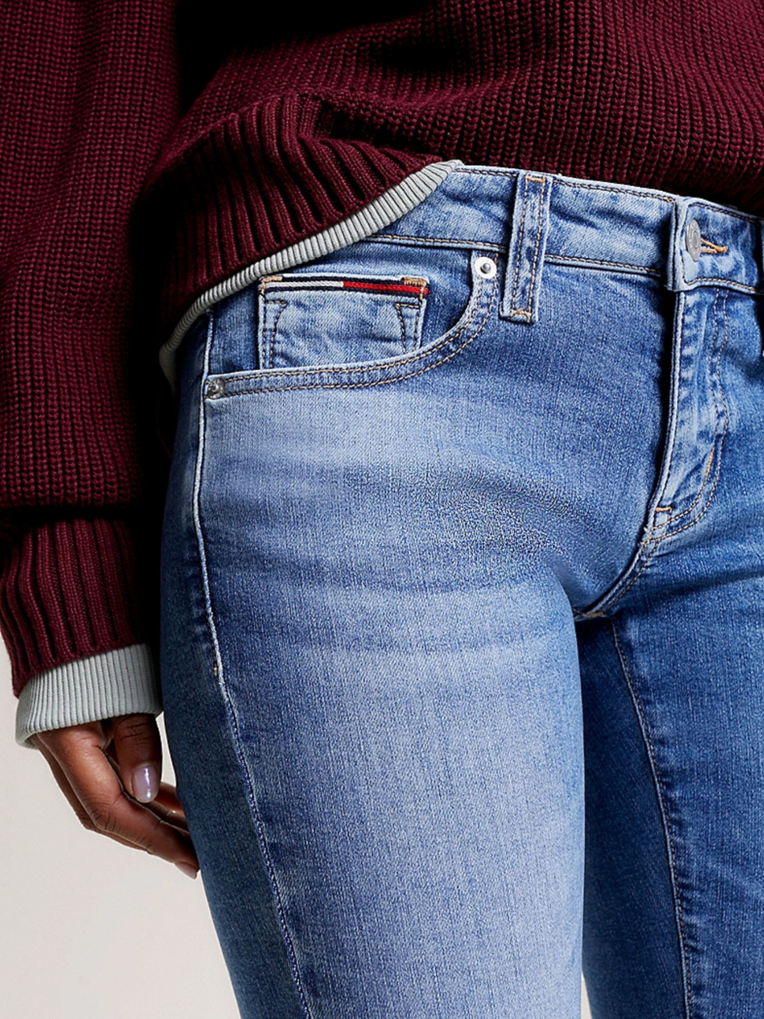 detail Tommy Jeans dámské světle modré džíny SOPHIE