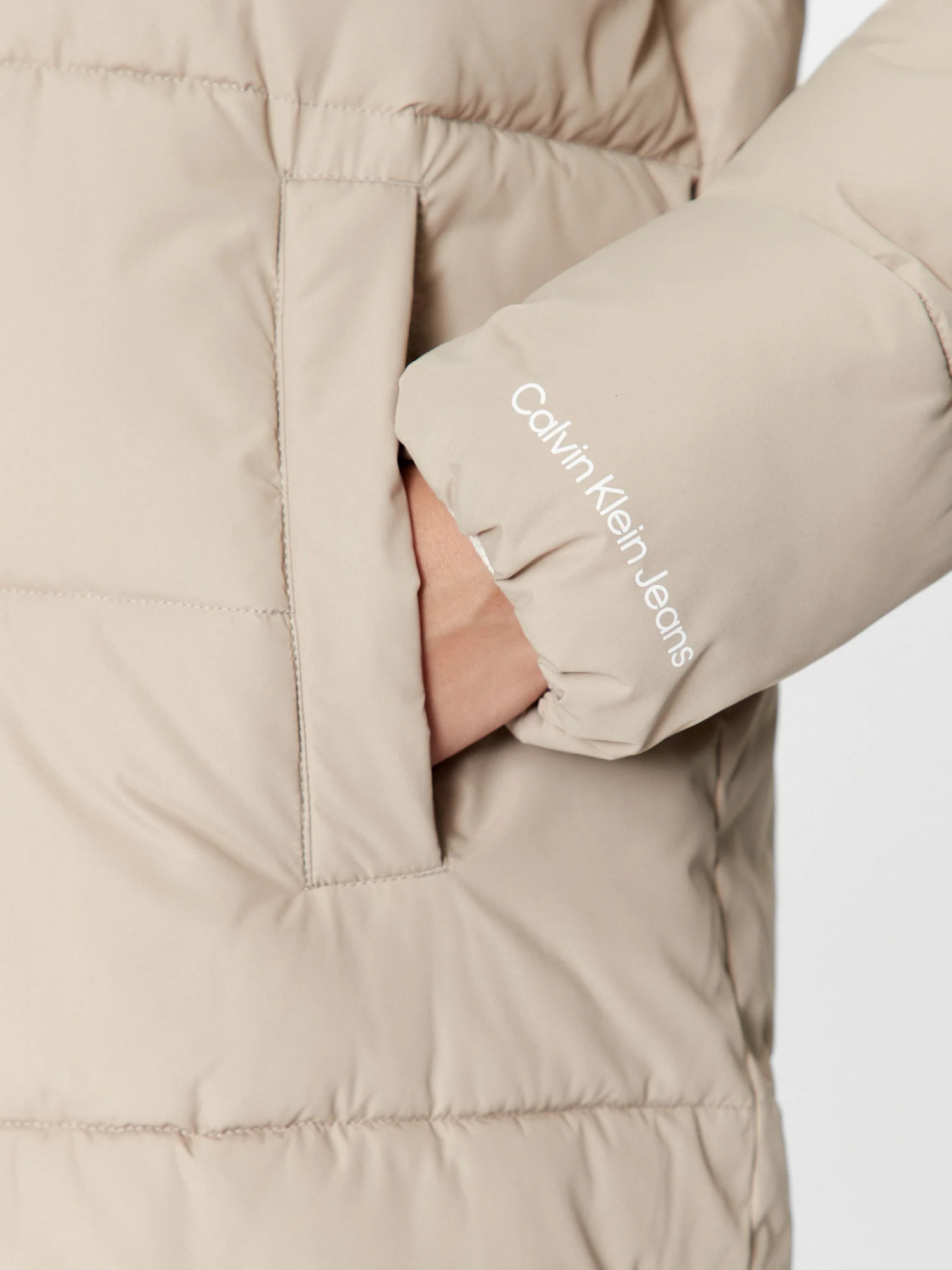 detail Calvin Klein dámský béžový kabát