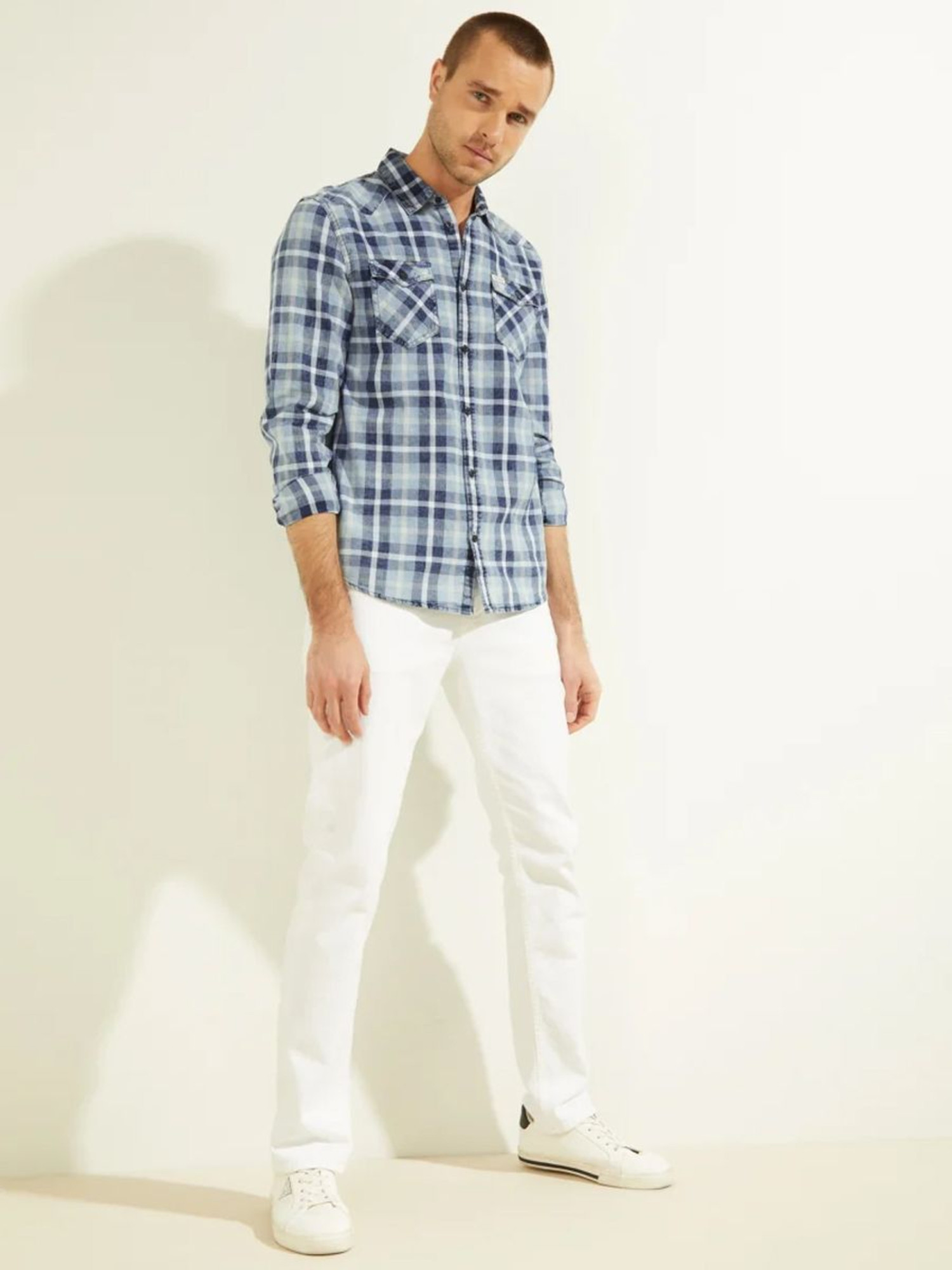 detail Guess pánská modrá kostkovaná košile