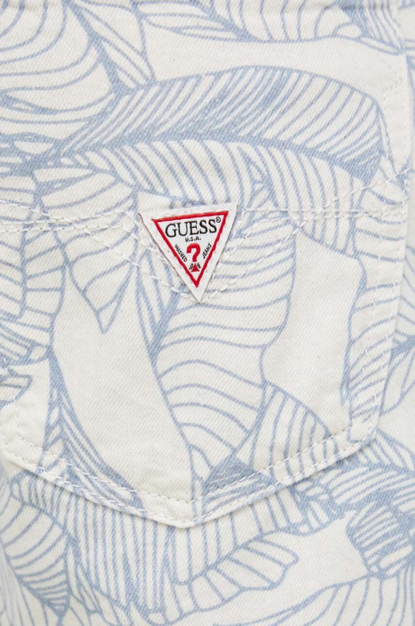 detail Guess pánské krémové kraťasy