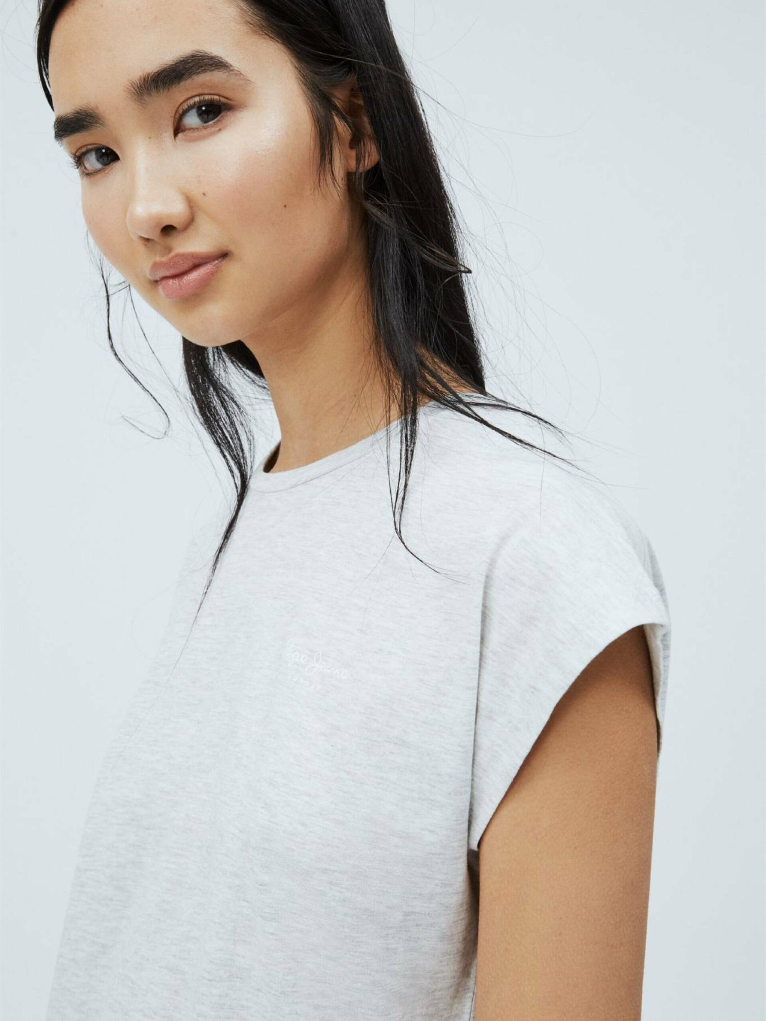 detail Pepe Jeans dámské šedé tričko