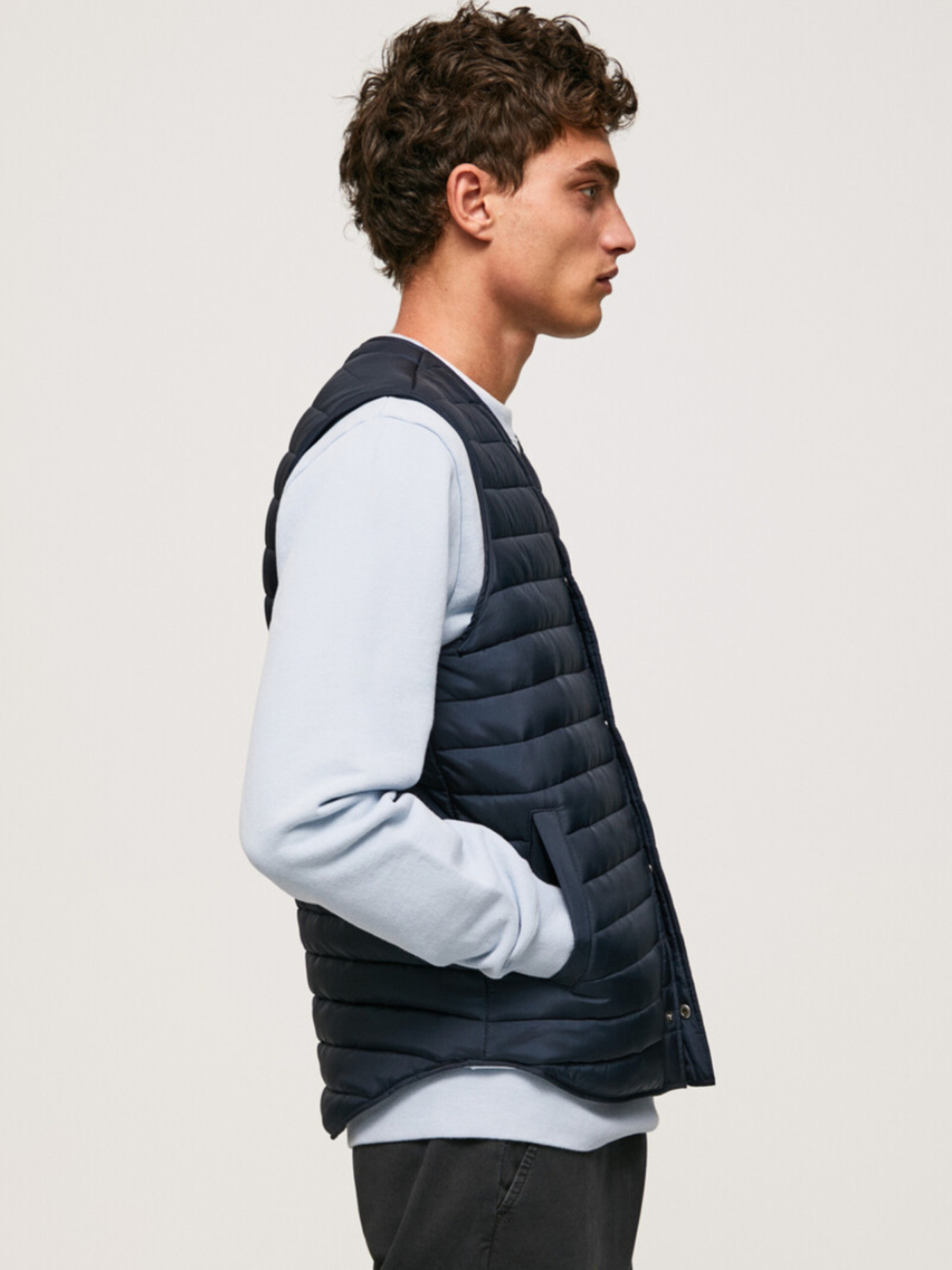 detail Pepe Jeans pánská tmavě modrá vesta