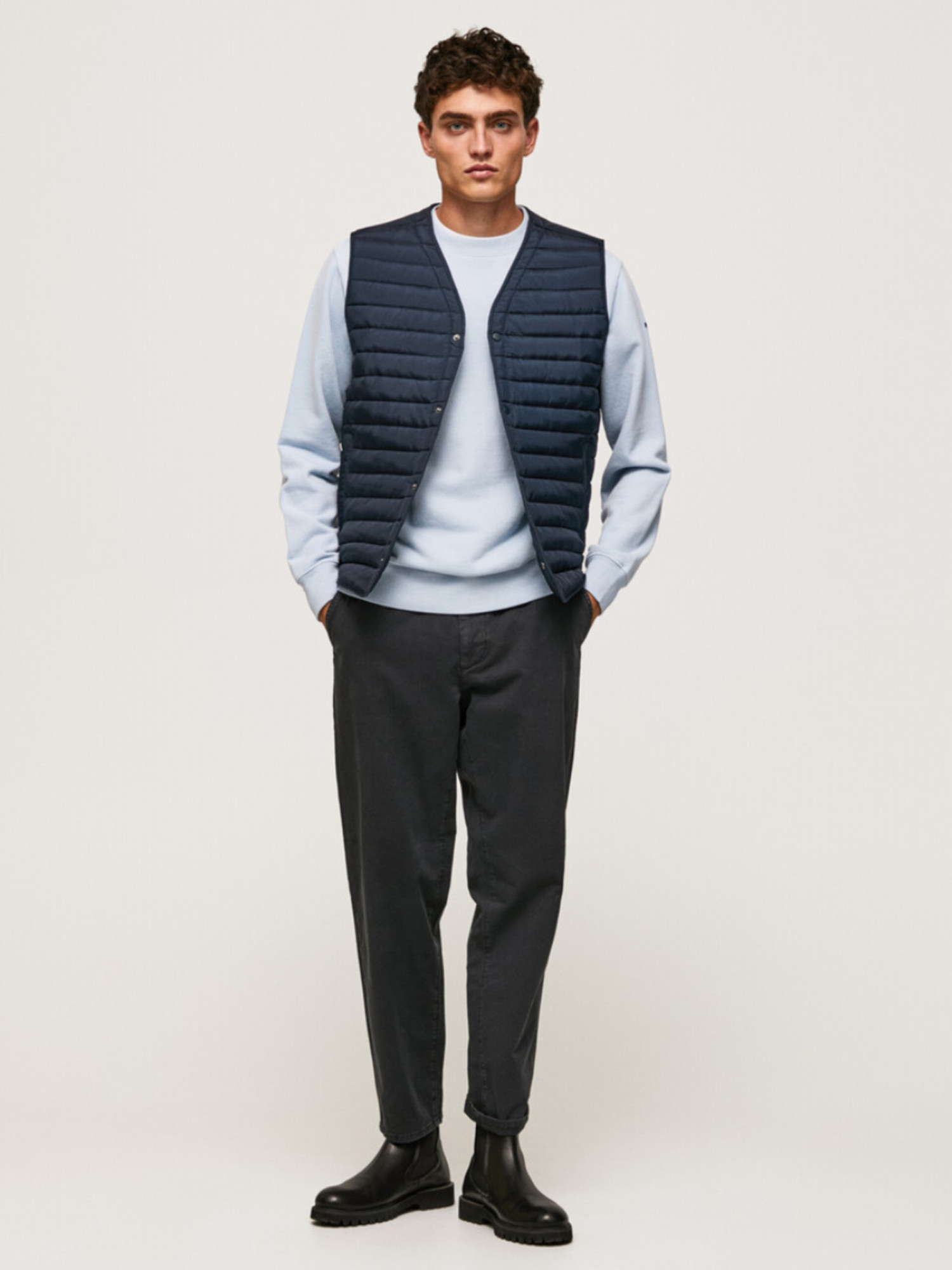 detail Pepe Jeans pánská tmavě modrá vesta