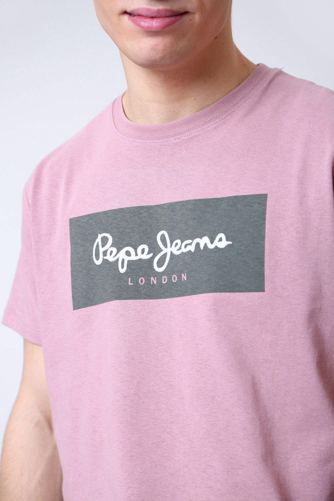 detail Pepe Jeans pánské růžové tričko s potiskem Aaron