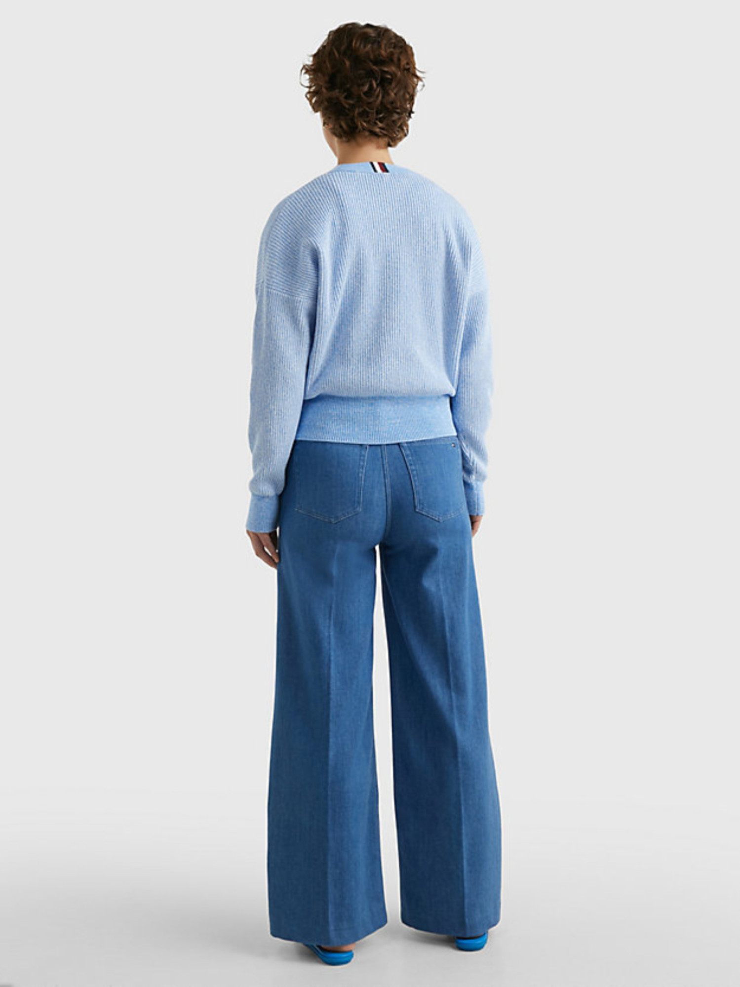 detail Tommy Hilfiger dámský modrý svetr