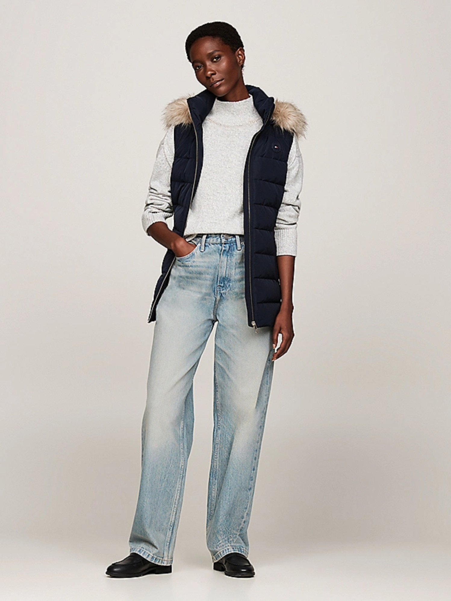 detail Tommy Hilfiger dámská tmavě modrá péřová vesta