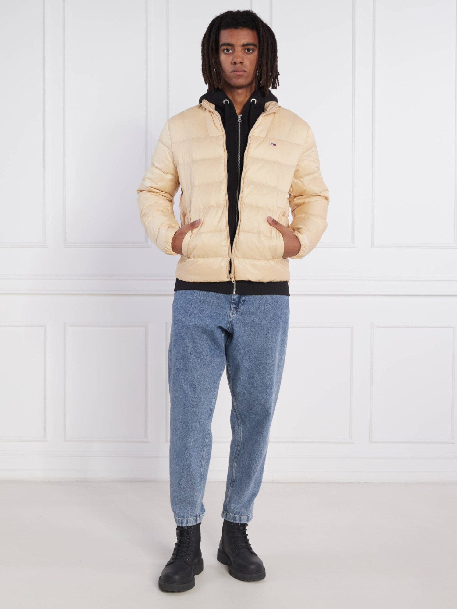detail Tommy Jeans pánská béžová bunda