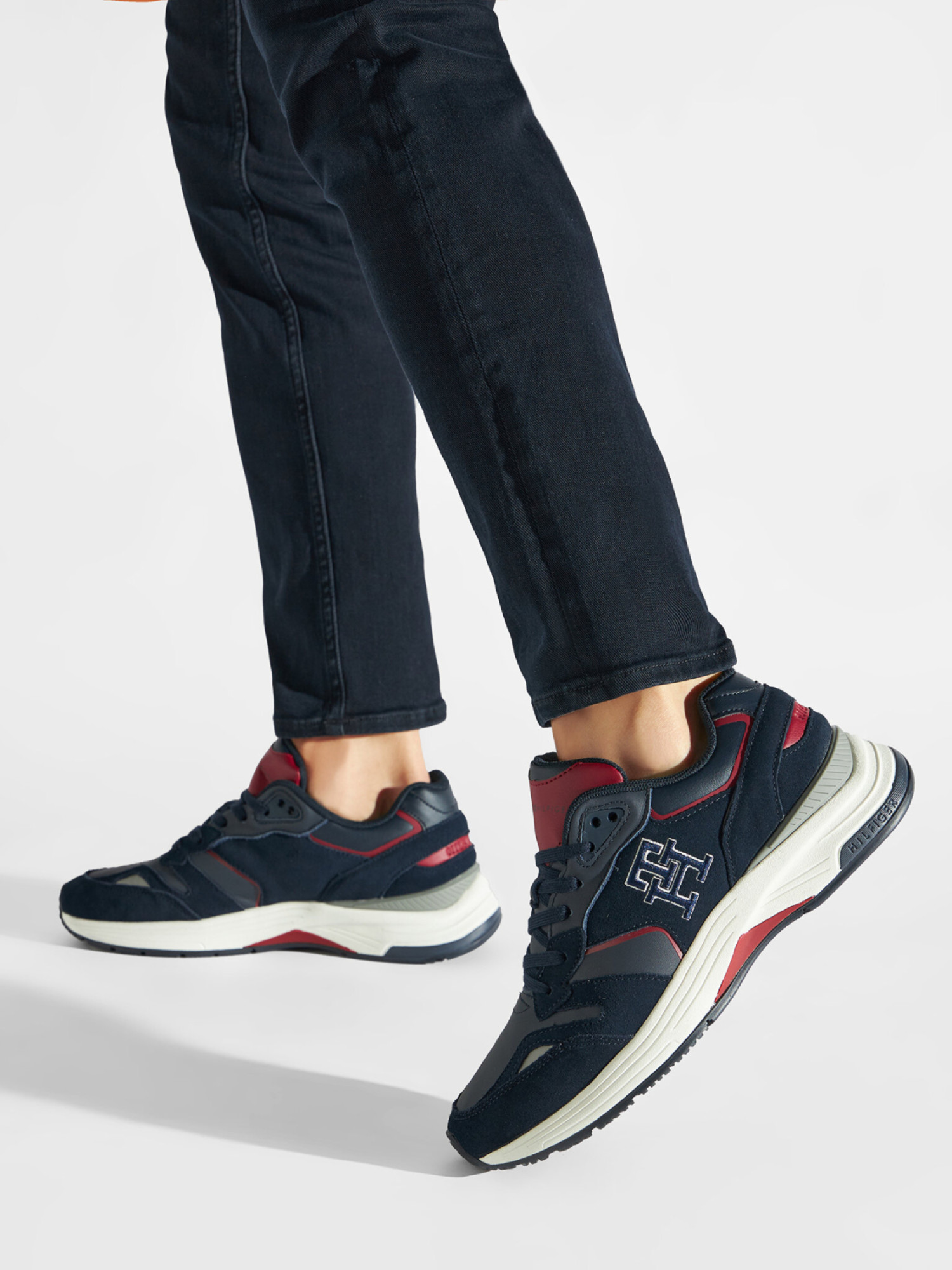 detail Tommy Hilfiger pánské tmavě modré tenisky