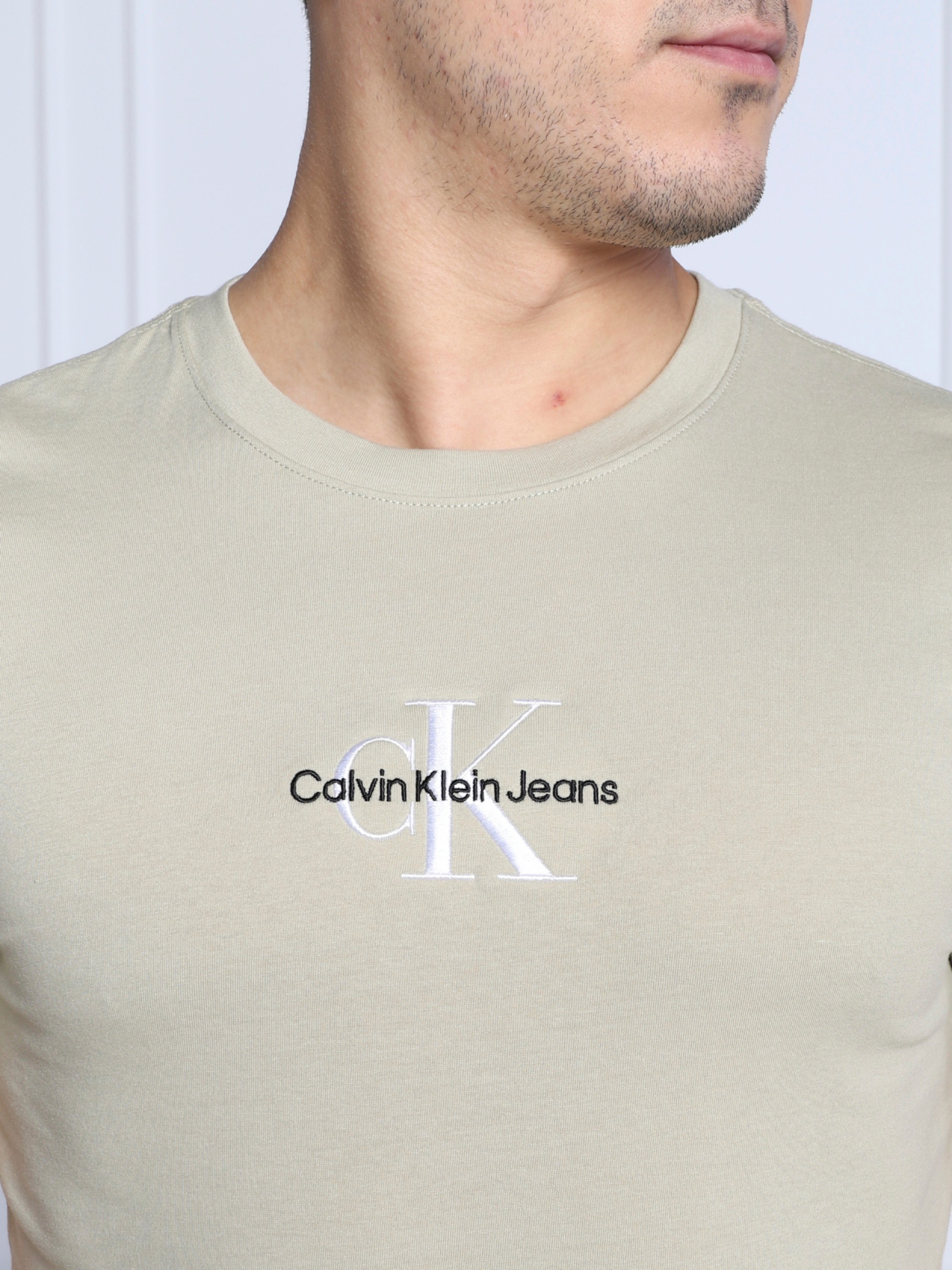 Calvin Klein pánské olivově zelené tričko - L (RB8)