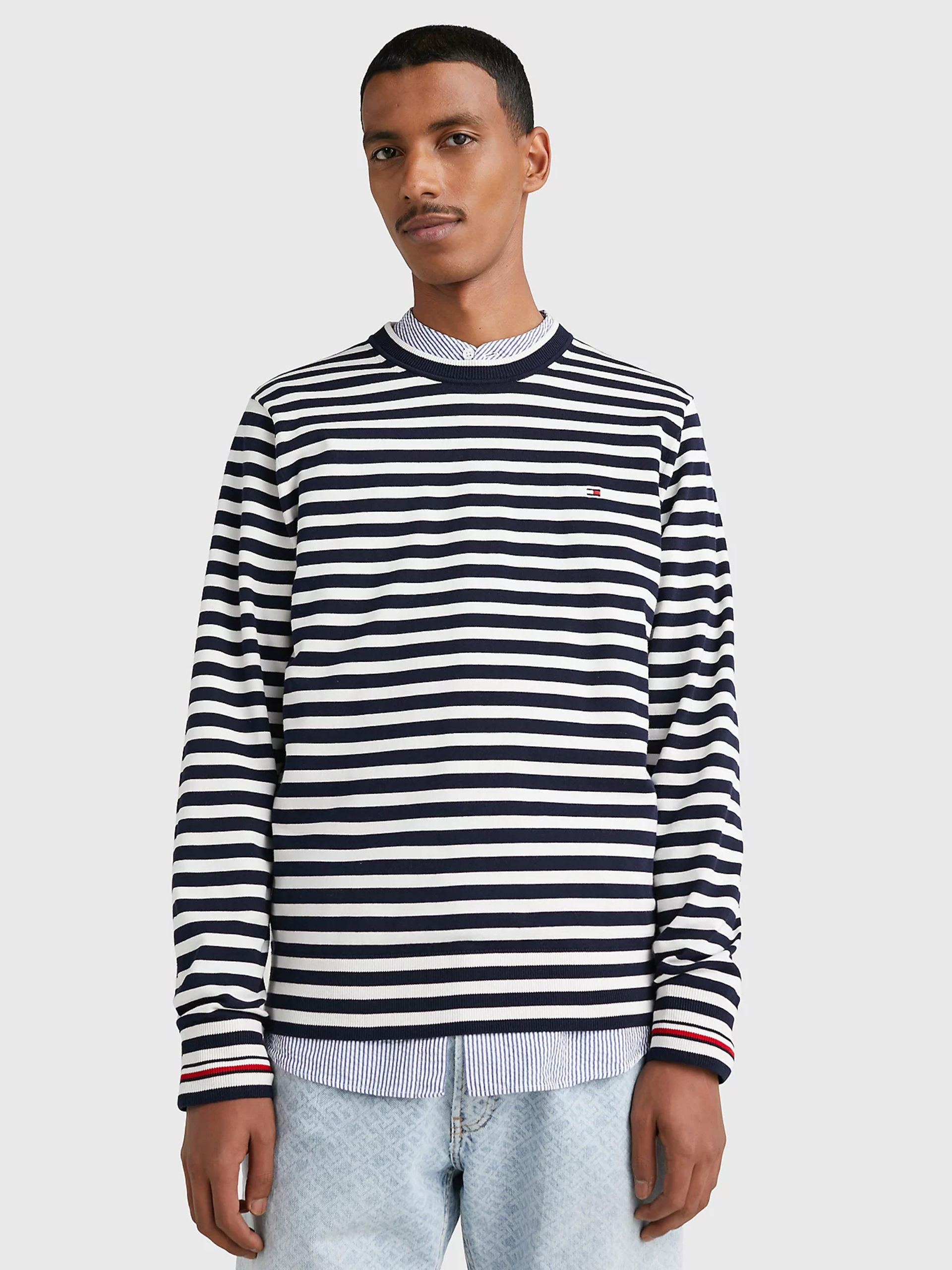 Tommy Hilfiger pánský pruhovaný svetr 1985 - XXL (0XM)