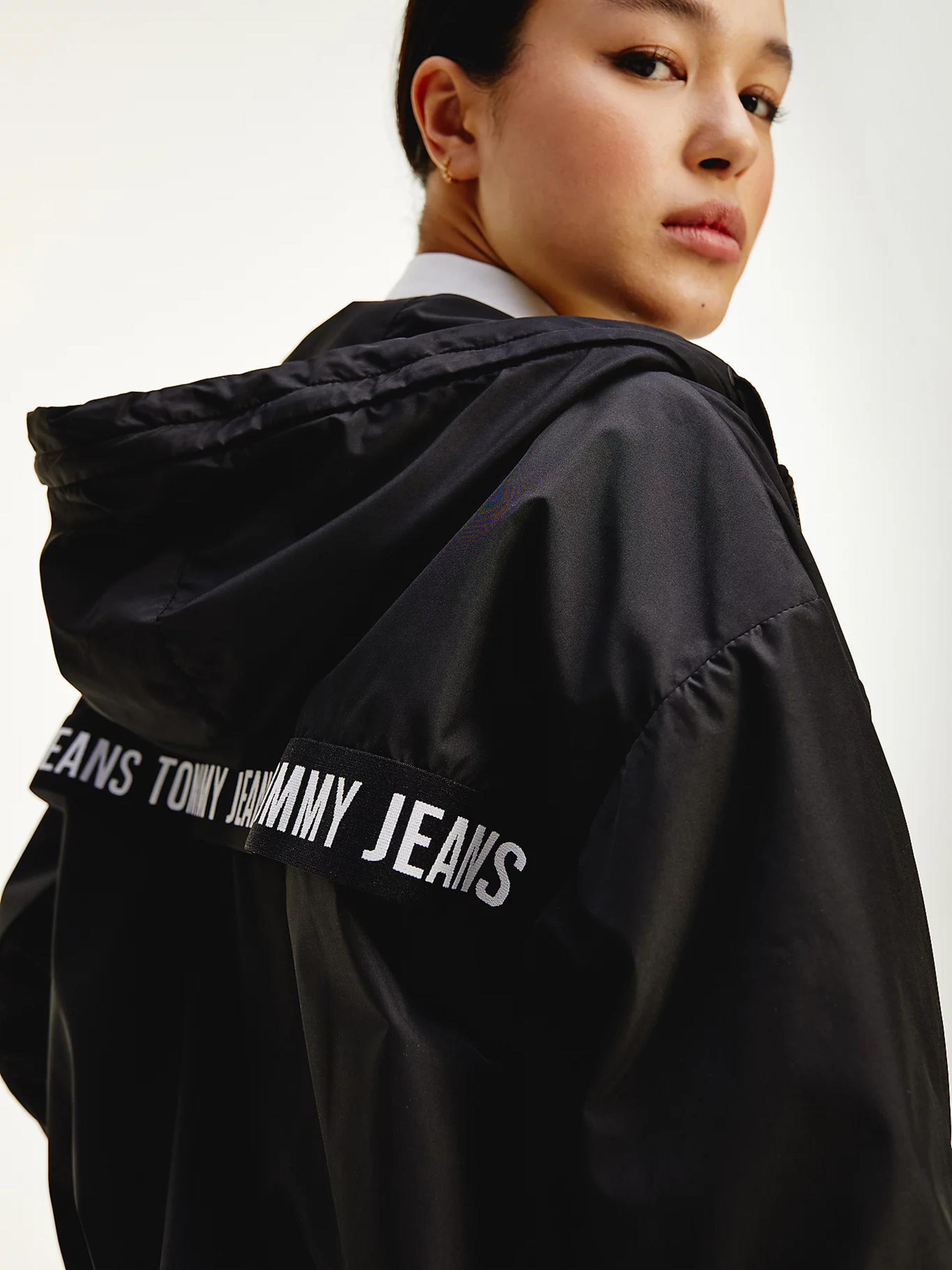 Tommy Jeans dámská černá bunda - XS (BDS)