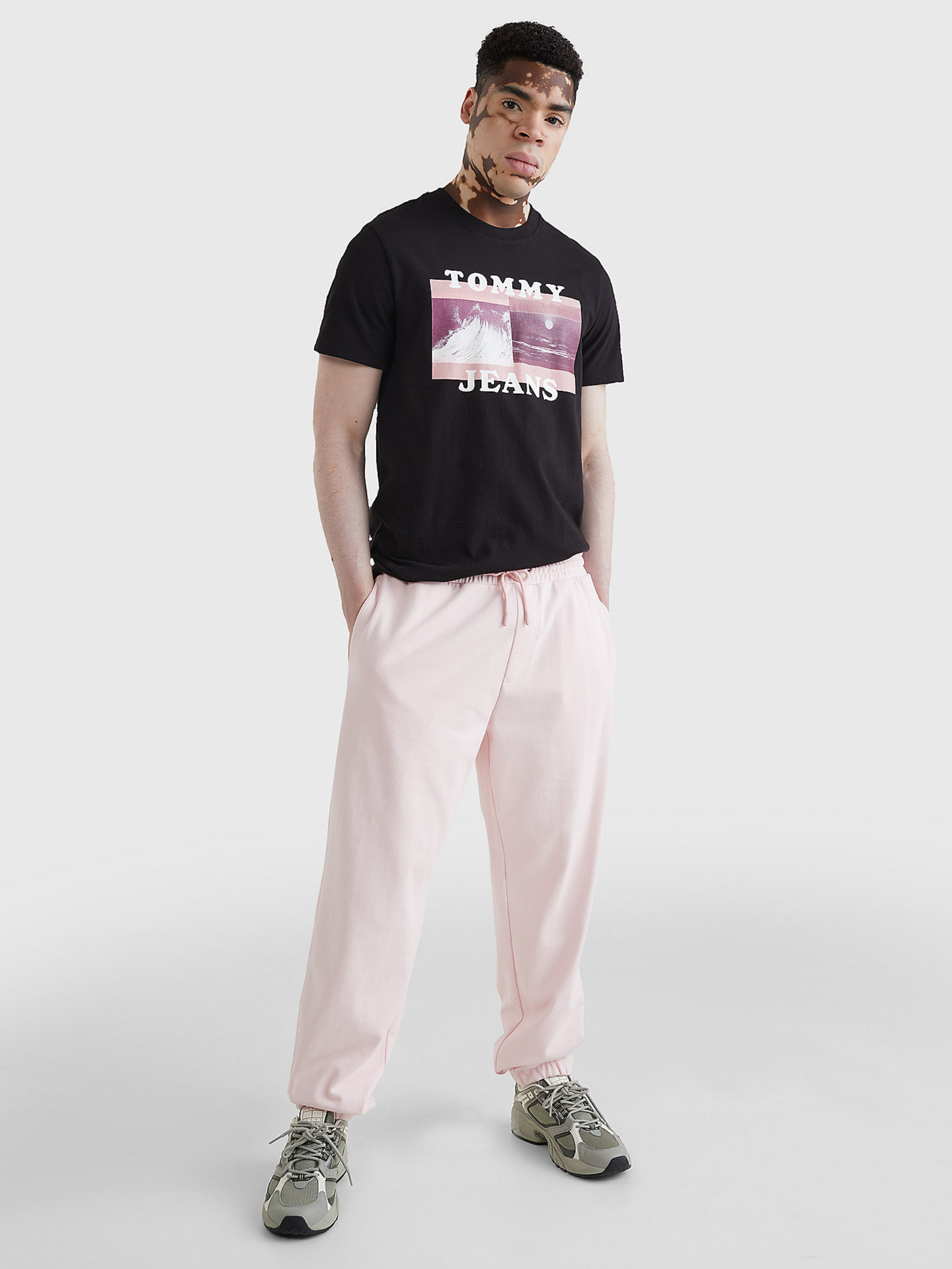Tommy Jeans pánské černé triko CONCEPT PHOTOPRINT - M (BDS)