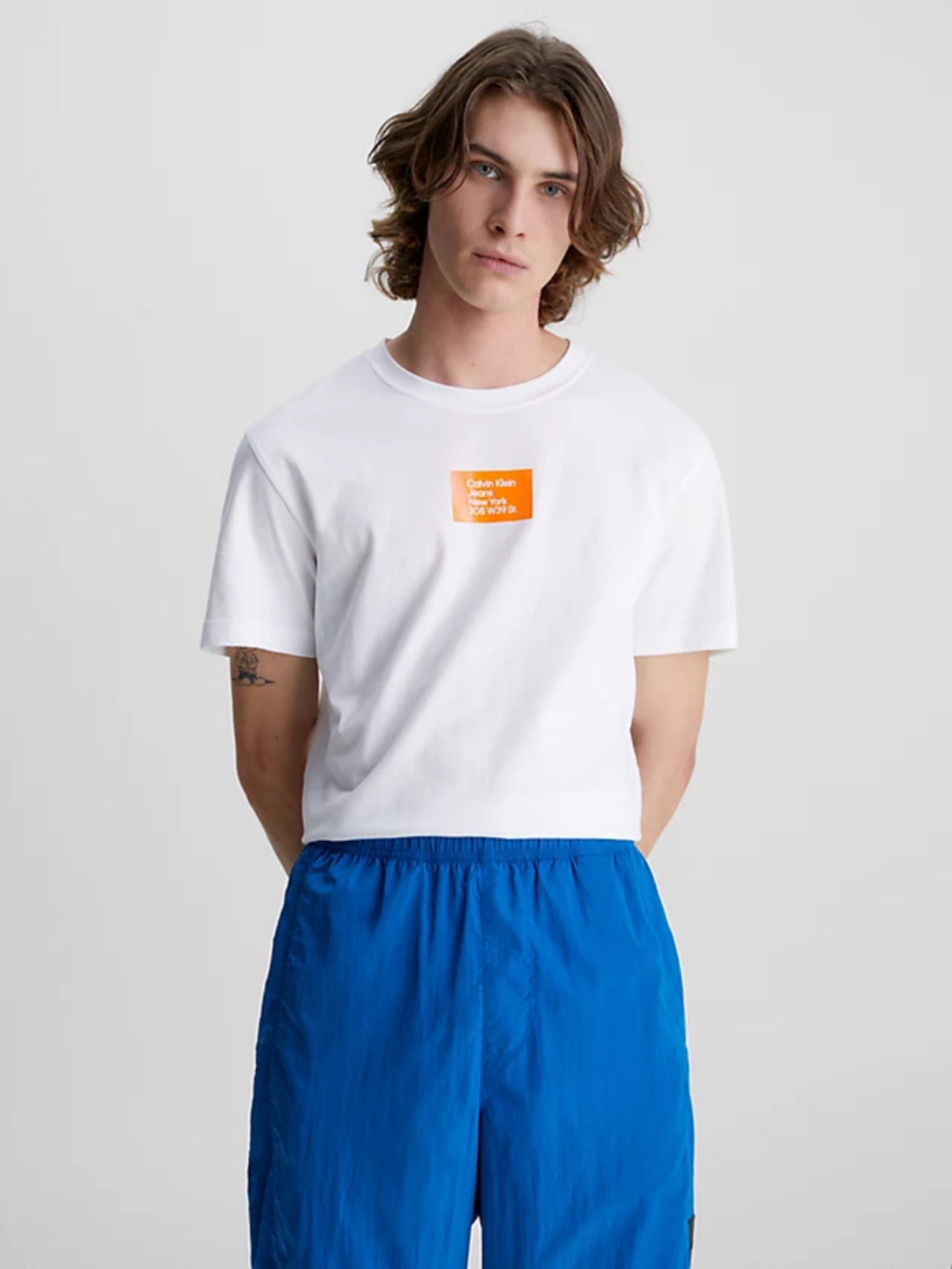 Levně Calvin Klein pánské bílé tričko COLORED ADDRESS SMALL BOX