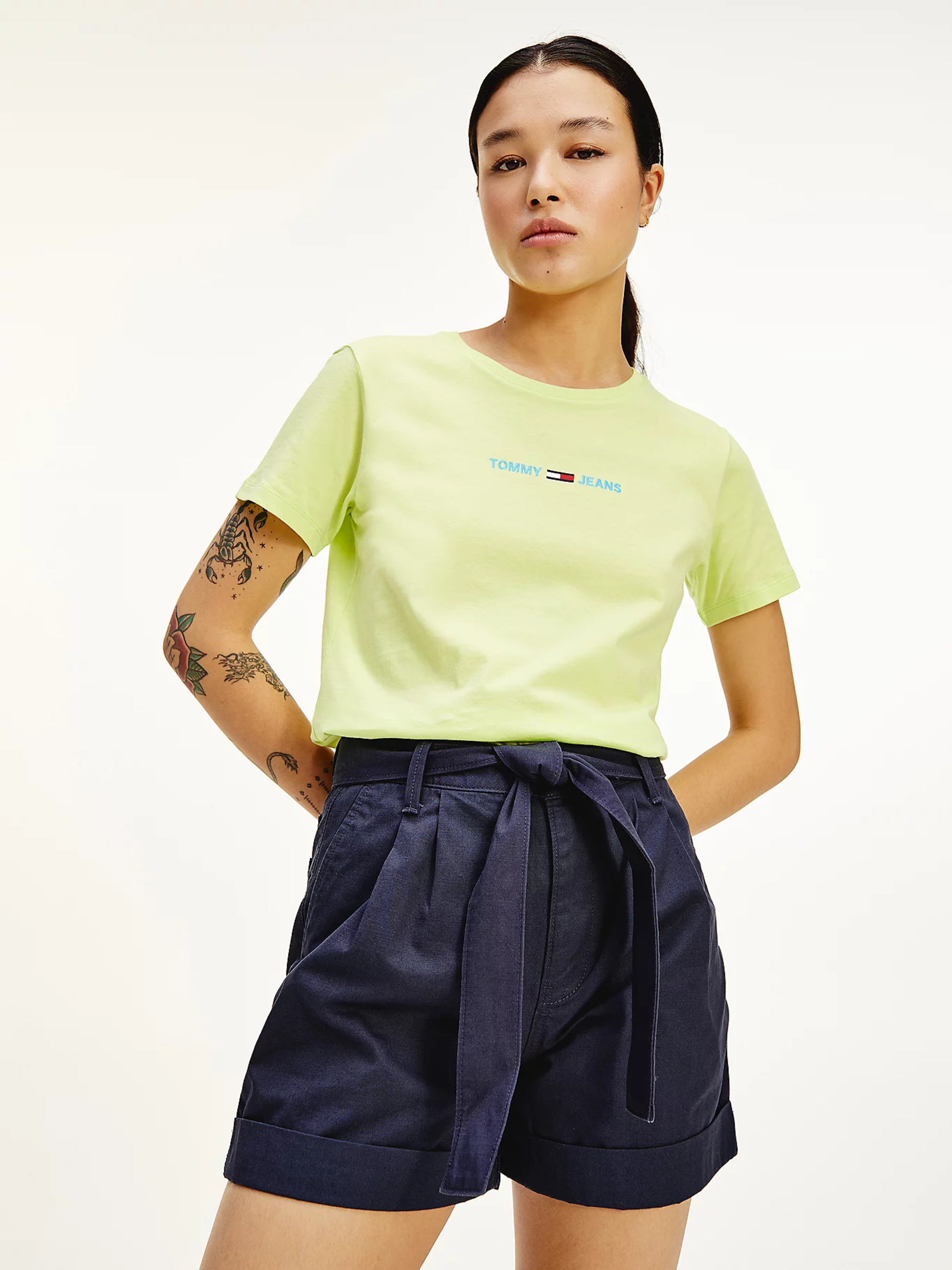 Tommy Jeans dámské zelené triko SLIM MULTI LINEAR LOGO