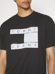 Tommy Jeans pánské černé triko SPRAY FLAG  - M (BDS)