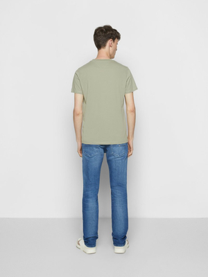 Tommy Jeans pánské světle zelené triko CHEST LOGO - S (PMI)