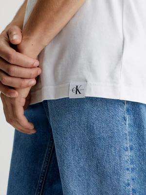 Calvin Klein pánské bílé tričko LOGO TAB - S (YAF)