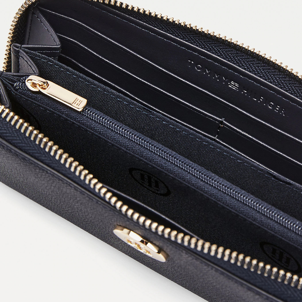 detail Tommy Hilfiger dámská tmavomodrá peněženka