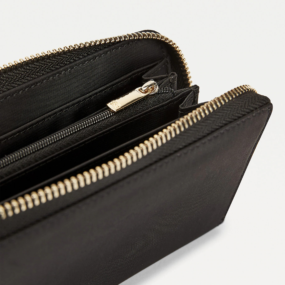 detail Tommy Hilfiger dámská černá peněženka