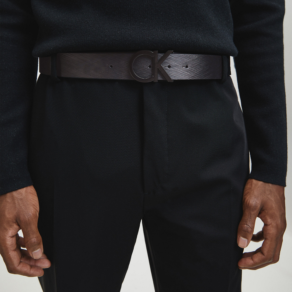 detail Calvin Klein pánský černý pásek