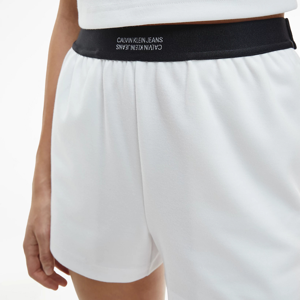 detail Calvin Klein dámské bílé šortky