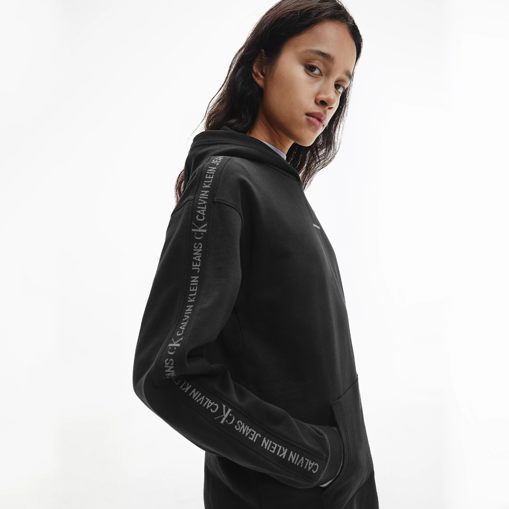 detail Calvin Klein dámské černé šaty