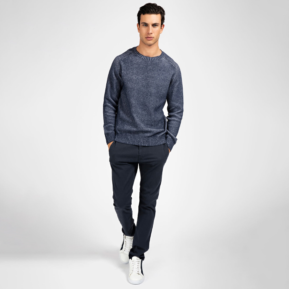 detail Guess pánský modrý svetr