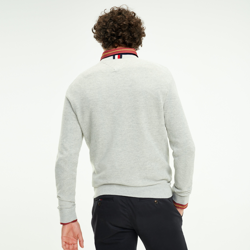 detail Tommy Hilfiger pánský šedý svetr Mouline