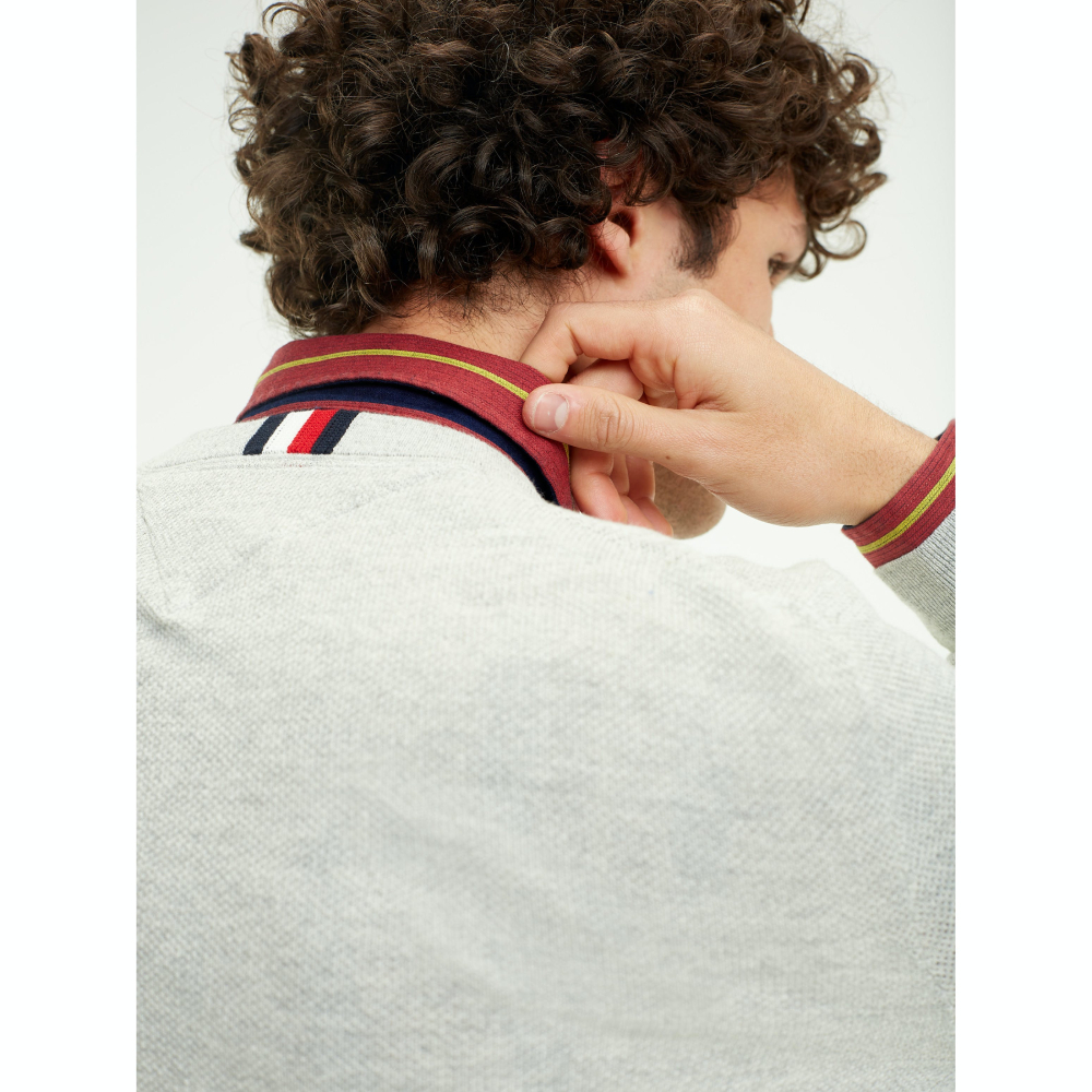 detail Tommy Hilfiger pánský šedý svetr Mouline