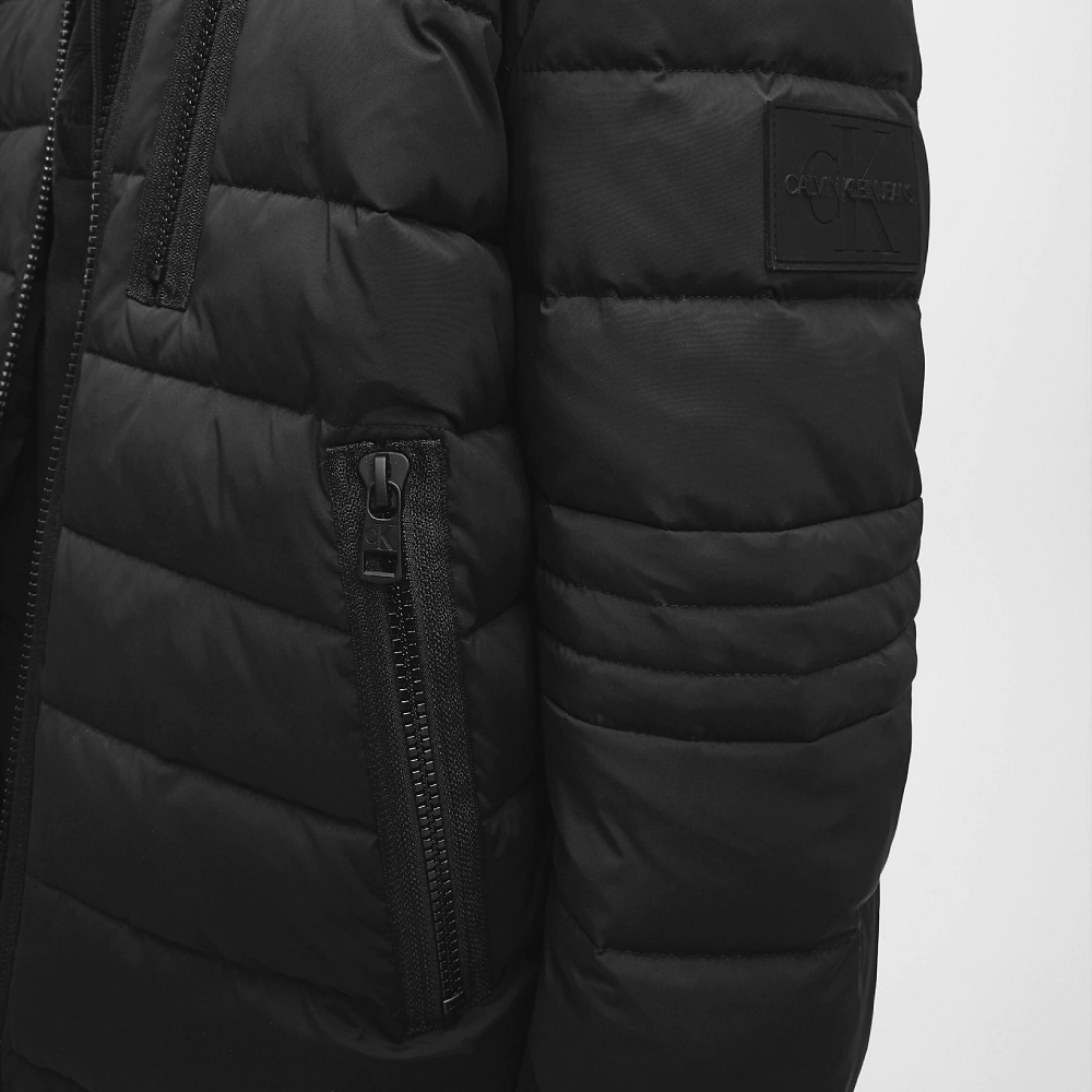 detail Calvin Klein pánská černá bunda