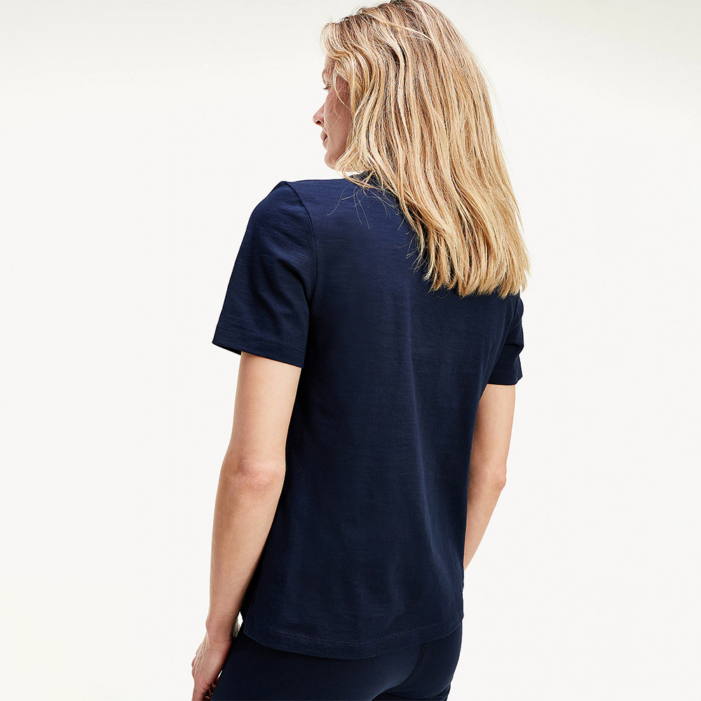 detail Tommy Hilfiger dámské tmavě modré tričko