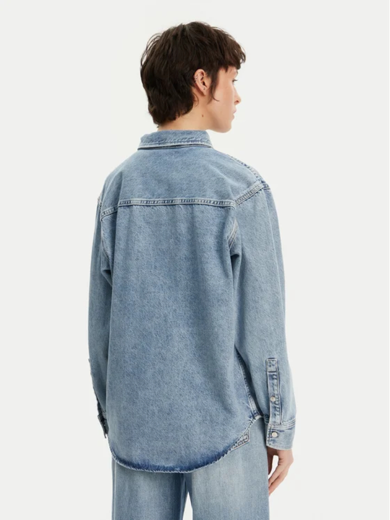 detail Calvin Klein dámská džínová košile