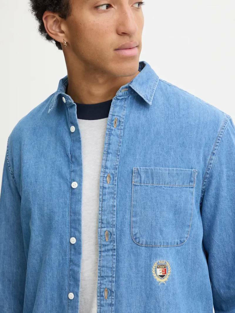 detail Tommy Jeans pánská modrá džínová košile