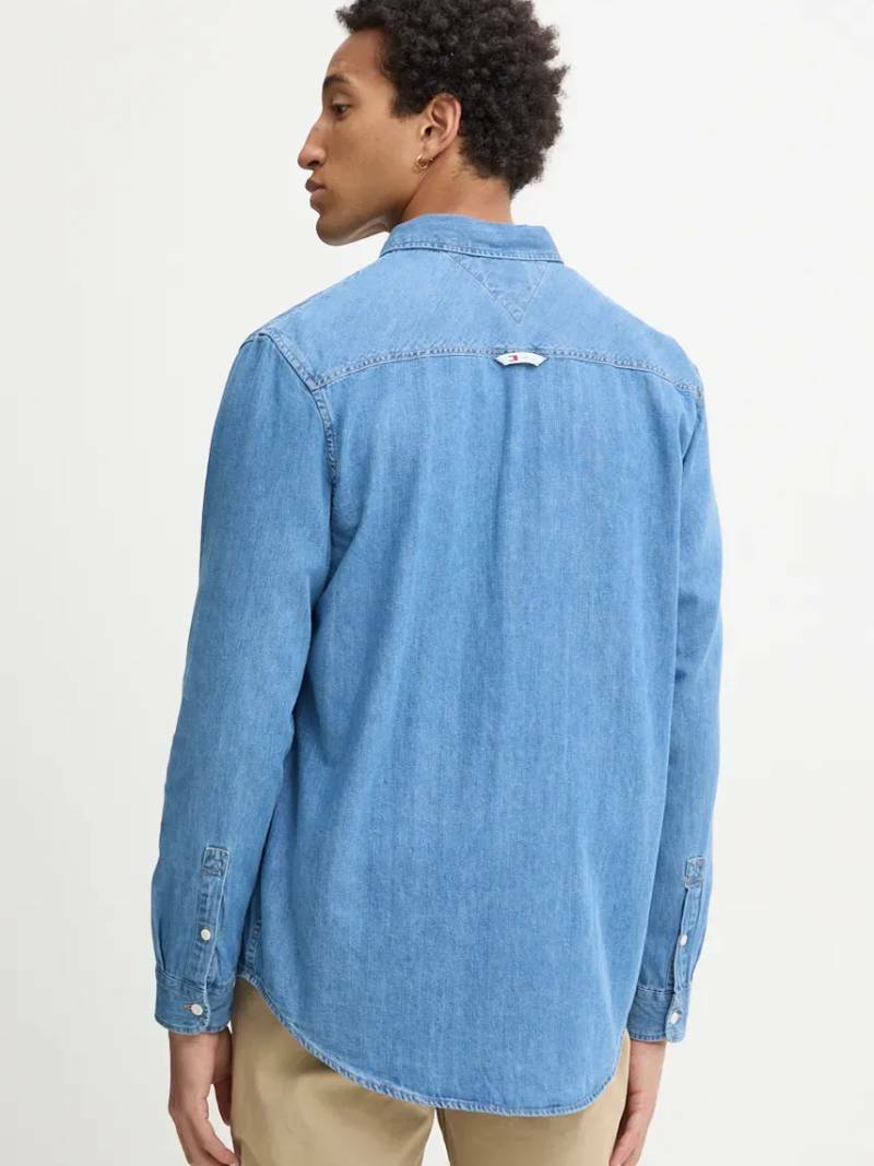 detail Tommy Jeans pánská modrá džínová košile